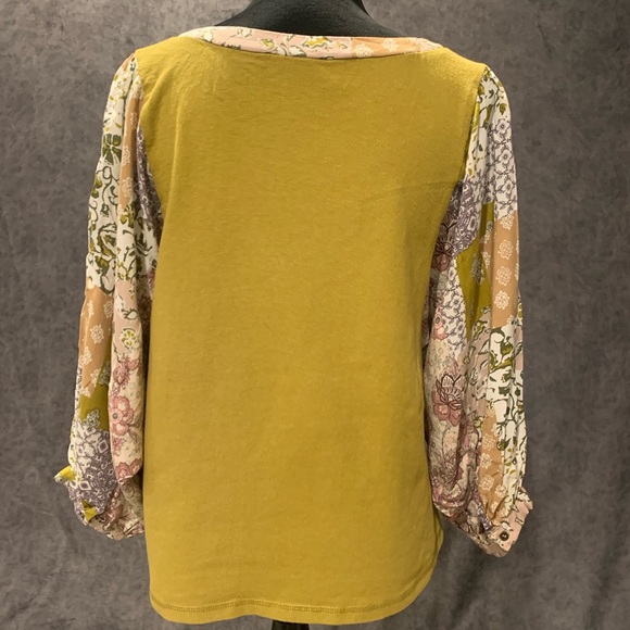 Boho chic sweater with adorable 3/4 sleeves - Picture 2 of 2
